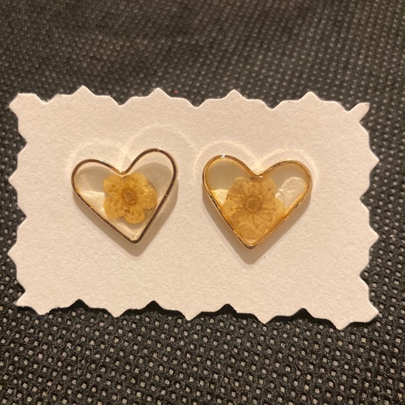NWOT⭐️ Women’s Clear Heart Flower Earrings
🌸Buy 1 For $10 or 2 For $15🌸 - Picture 1 of 3
